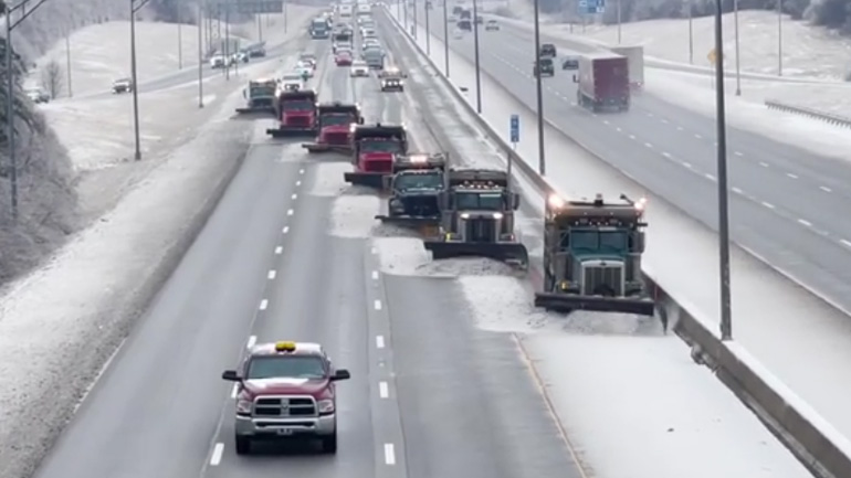 Έτσι ανοίγουν τους αυτοκινητόδρομους από το χιόνι